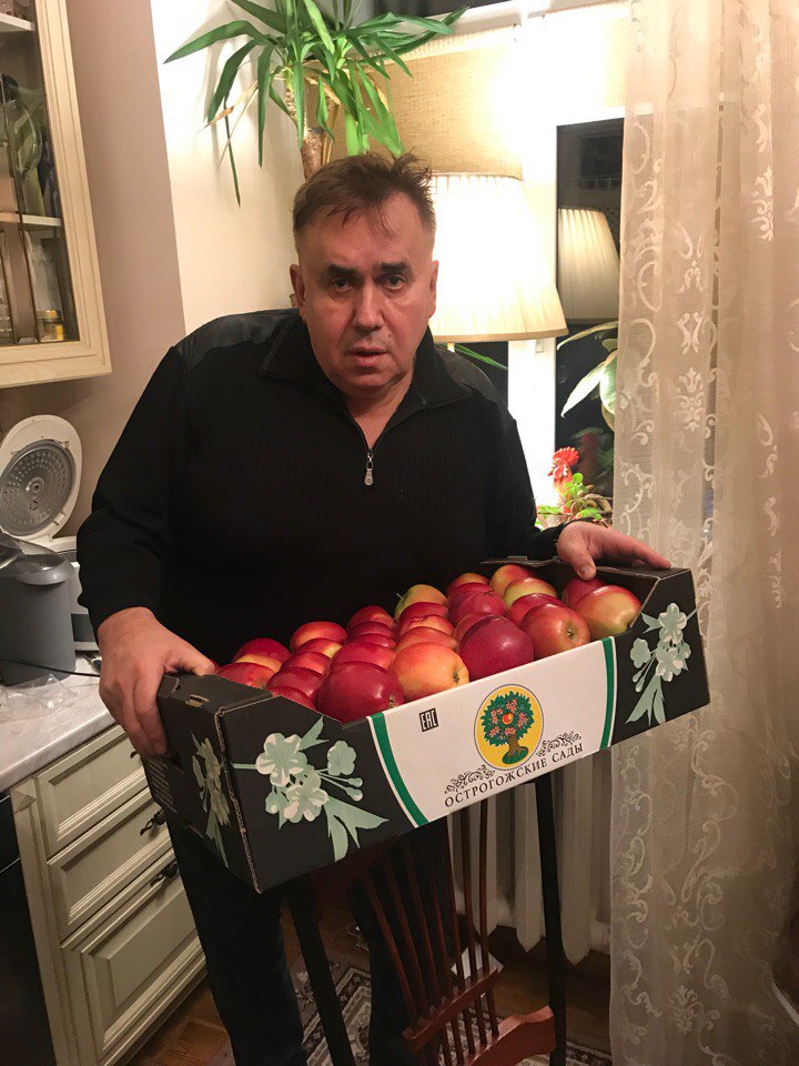 Покупая на московской  базе воронежские яблоки меня спросили-А что новый ВРИО Воронежа Гусев дурак?