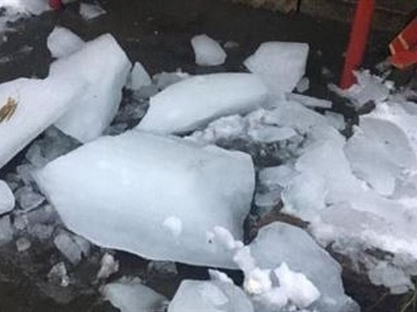 В Брянской области от упавшей с крыши глыбы льда погибла многодетная мать Уголовное дело возбуждено по