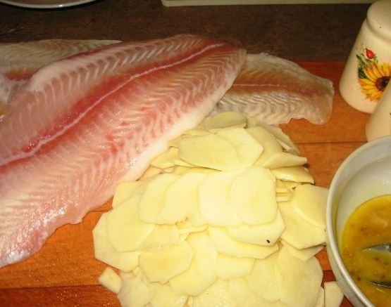 Рыба в картофельной чешуе Продукты (на 4 порции) Филе морской рыбы - 2 шт. Картофель среднего размера - 4-5 шт. Яичный желток - 1 шт. Горчица (я взяла дижонскую горчицу с зернами) - 1 ч. ложка